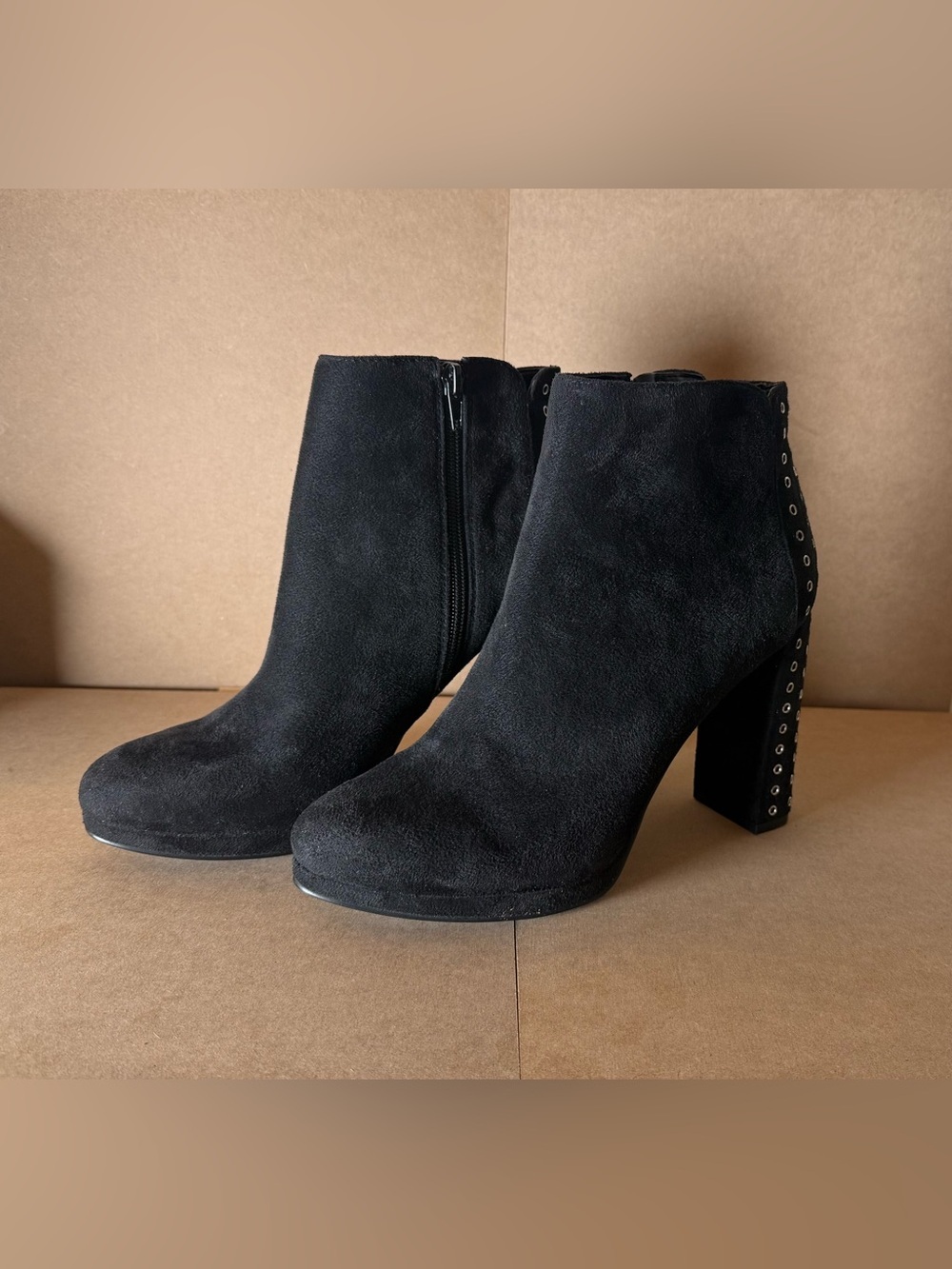 Guess GW Beverly 2 Eyelet Black Suede 4" Heel Booties Size 8.5 8 1/2